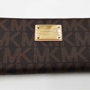 NEW Michael Kors Jet Set Logo Large Zip Around Leather Wallet